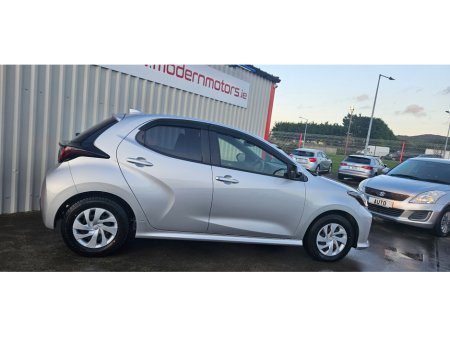 2020 Toyota Yaris hybrid/petrol automatic 1.5 new model low kms €14,750
