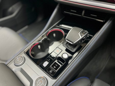 2025 Volkswagen Touareg R V6 3.0 TSI PHEV 462HP €89,990 thumbnail