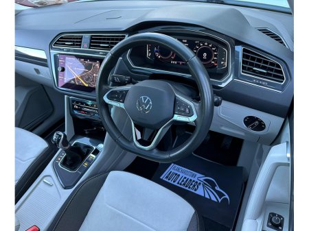 2023 Volkswagen Tiguan ELEGANCE 2.0 TDI 150HP NAV SKY VIEW €37,950 thumbnail