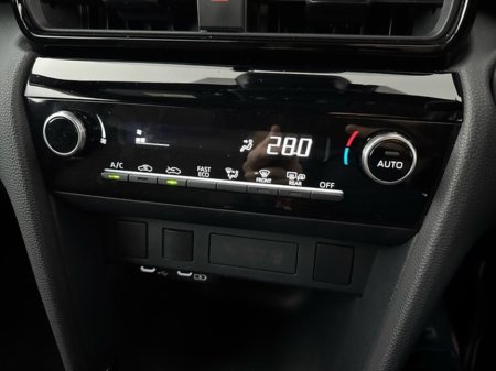 2025 Toyota Yaris Cross HYBRID LUNA SPORT €30,950 thumbnail