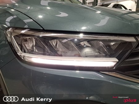 2023 Volkswagen T-Roc LIFE 2.0 TDI 116HP WITH HEATED SEATS AND REAR CAMERA €31,900 thumbnail