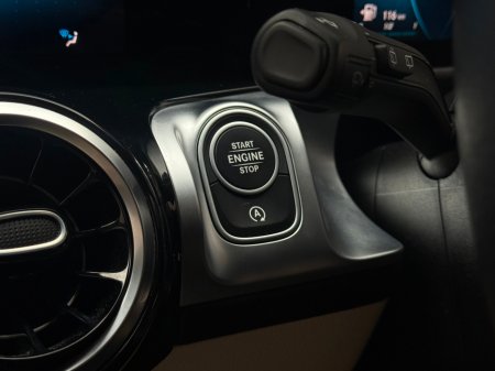 2023 Mercedes-Benz GLB GLB 200 €39,990 thumbnail