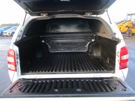 2019 Mitsubishi L200 2.4 DI-D TITANIUM 4WD CREWCAB €20,325 thumbnail