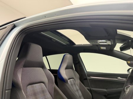 2025 Volkswagen Golf GTE 1.5 PHEV 272HP DSG *PAN ROOF* €47,990 thumbnail