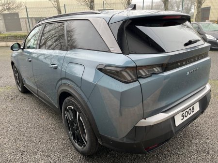 2025 Peugeot 5008 BEV 73kwh 210hp Allure €48,900