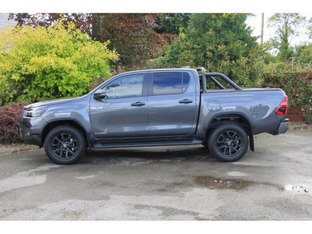 2025 Toyota Hilux Invincible X * Roll cover and bars inc €66,358