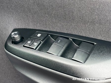 2024 Toyota Yaris Cross 1.5 Hybrid Luna thumbnail