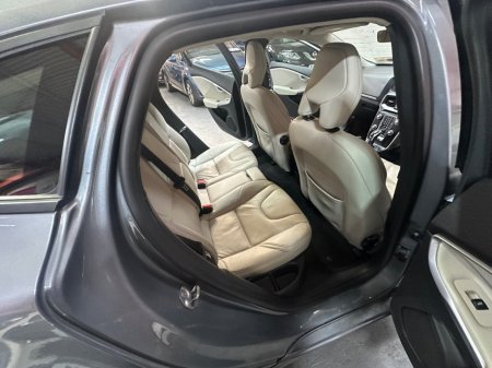 2019 Volvo V40 D3 (150hp) Momentum Edition Geartronic €15,888 thumbnail