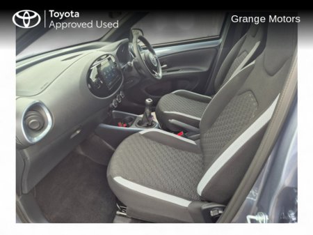 2025 Toyota Aygo X 1.0LTR X DESIGN 5DR €21,950 thumbnail
