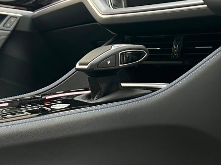 2025 Volkswagen Touareg R V6 3.0 TSI PHEV 462HP €89,990 thumbnail