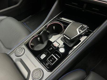 2025 Volkswagen Touareg R V6 3.0 TSI PHEV 462HP €89,990 thumbnail