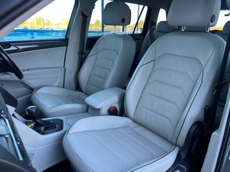 2021 Volkswagen Tiguan ALLSPACE R-LINE 2.0 TDI 7-SEATER // PANORAMIC SUNROOF // DIGITAL CLUSTER // LEATHER INTERIOR €32,950 thumbnail