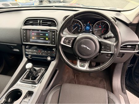 2016 Jaguar F-Pace 2.0 D RWD R-SPORT 5DR €11,950 thumbnail