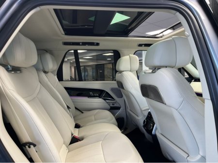 2025 Land Rover Range Rover P550 PHEV AUTOBIOGRAPHY €159,000 thumbnail