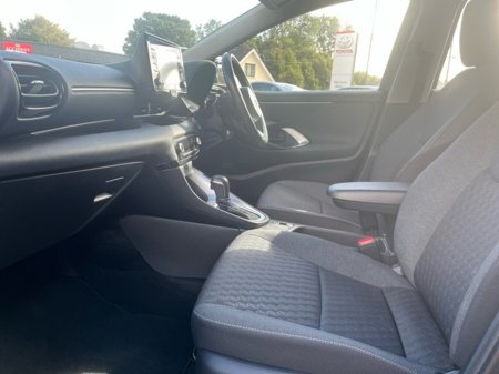 2022 Toyota Yaris FRESH SELECTION OF TRADE-INS HYBRID LUNA 4DR AUTO €23,000 thumbnail