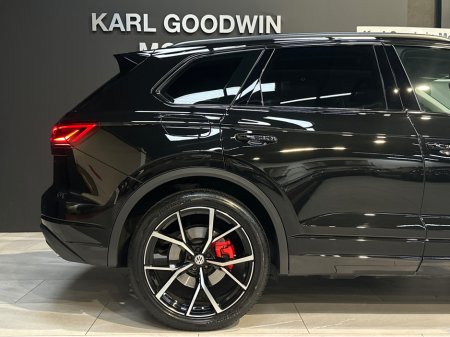 2024 Volkswagen Touareg 3.0 V6 TSIe  ELEGANCE 381PS €72,950 thumbnail