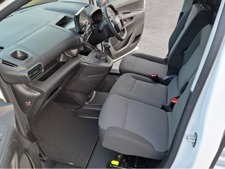 2026 Opel Combo KOMFORT  L1H1 1.5TD 100BHP  **LED HEADLIGTS** €21,098 thumbnail