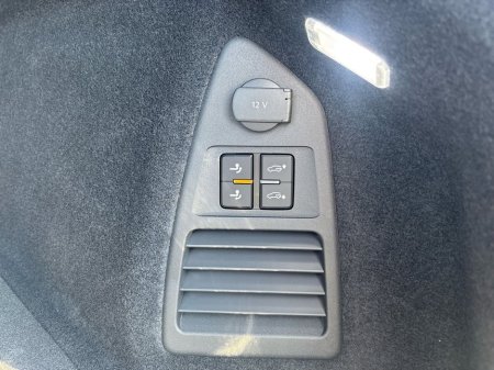 2025 Volkswagen Touareg 3.0 TSI PHEV 462HP R €115,975 thumbnail