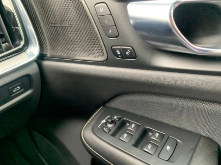 2021 Volvo V60 2.0 B4 197 BHP DSL R-DESIGN AUTO // ONE OWNER // FULL SERVICE HISTORY // STUNNING CONDITION 02/27 NCT // €270 ROAD TAX // €30,950 thumbnail