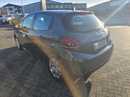 2017 Peugeot 208 1.2 PureTech 68bhp Access 3 dr €8,950