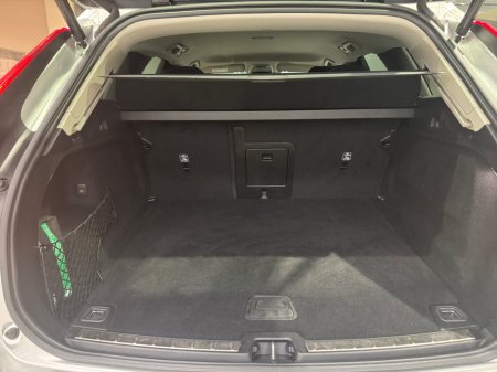 2021 Volvo XC60 B4 MHEV DSL (197hp) Momentum €42,950 thumbnail