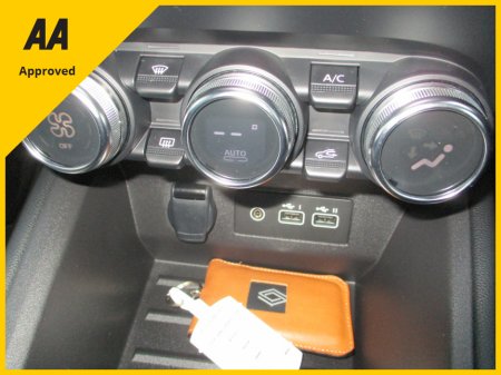 2025 Renault Clio EVOLUTION  WITH ONLY 6105KMS HIGH SPEC WITH SAT NAV AND REAR PARKING SENSORS FULLY SERVICED AND READY TO GO €25,950 thumbnail