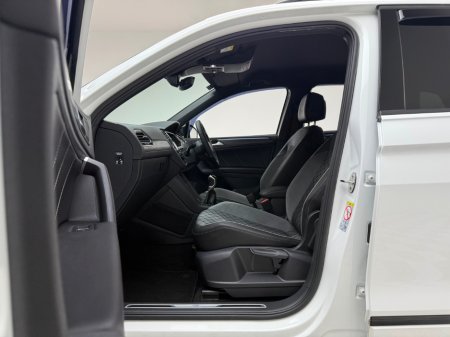 2022 Volkswagen Tiguan R-LINE 2.0 TDI 150HP €39,990 thumbnail