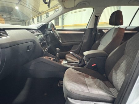 2016 Skoda Octavia 1.6 TDI 11 110HP 4DR COMBI AMBITION €9,950 thumbnail