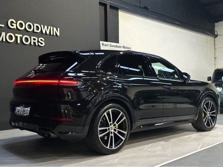 2024 Porsche Cayenne 3.0 V6 E-HYBRID MEGA  SPEC €109,950 thumbnail