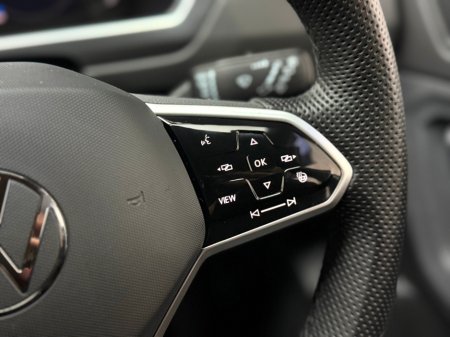 2022 Volkswagen Tiguan R-LINE 2.0 TDI 150HP €39,990 thumbnail