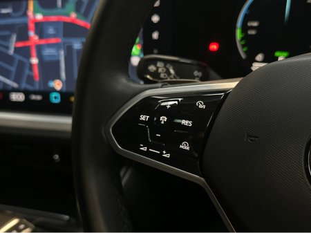 2024 Volkswagen Touareg 3.0 V6 TSIe  ELEGANCE 381PS €72,950 thumbnail