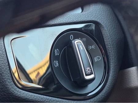 2019 Volkswagen Golf FULL CREAM LEATHER SEATS  ELECTRIC HEATED SEATS SAT NAV PACK - VIRTUAL CLOCKS -REVERSE CAMERA - NAVIGATION - CARPLAY - ANDROID AUTO- BLIND SPOT REAR TRAFFIC ASSIST - DISCOVER PRO €21,950 thumbnail