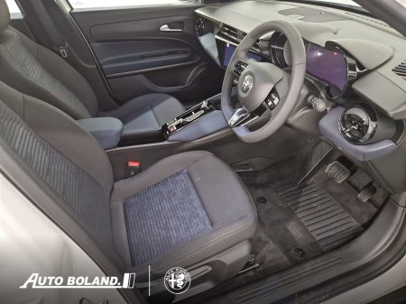 2025 Alfa Romeo Junior Elettrica 156hp €36,495