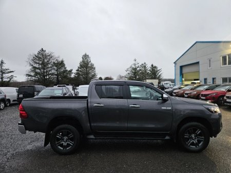 2025 Toyota Hilux 2.8 SR5 Double CAB €54,990 thumbnail