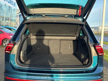 2022 Volkswagen Tiguan R-LINE 1.4 TSI PHEV 2 245HP 5DR thumbnail