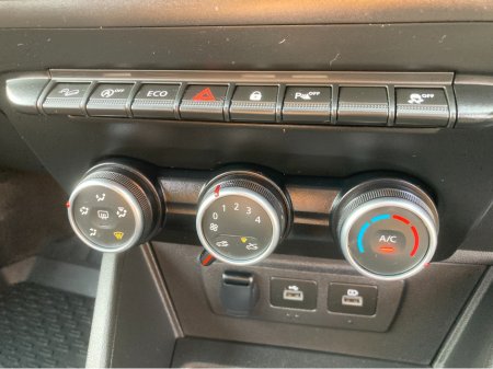 2022 Dacia Duster ESSENTIAL BLUE DCI 115 Passenger 5 Seats €18,495 thumbnail