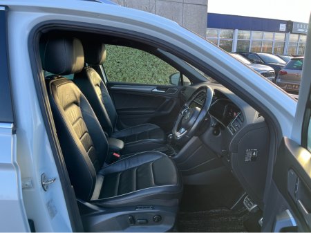 2020 Volkswagen Tiguan R-LINE 4MOTION AUTOMATIC 2.0 DIESEL //LOW MILES//MASSIVE SPEC//FULL LEATHER//DYNAUDIO SOUND SYSTEM//360 PARKING CAMERAS//HEAD UP DISPLAY// €34,950 thumbnail