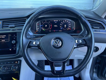 2021 Volkswagen Tiguan ALLSPACE R-LINE 2.0 TDI 7-SEATER // PANORAMIC SUNROOF // DIGITAL CLUSTER // LEATHER INTERIOR €32,950 thumbnail