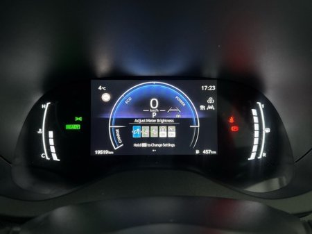 2025 Toyota Yaris Cross Luna Hybrid *Pearl White* €30,950 thumbnail