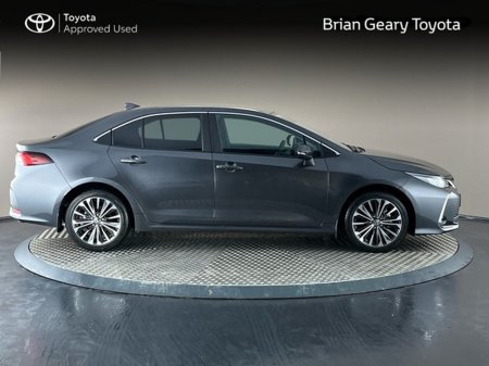 2025 Toyota Corolla LunaSport Hybrid €33,950 thumbnail