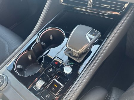 2025 Volkswagen Touareg 3.0 TSI PHEV 462HP R €115,975 thumbnail