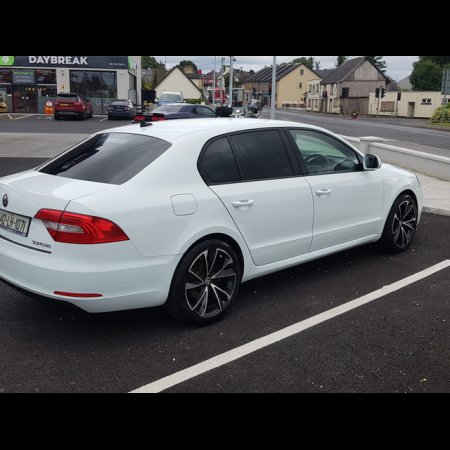 2014 Skoda Superb 1.6 TDI S GREENLINE III 105PS 5DR €9,500 thumbnail