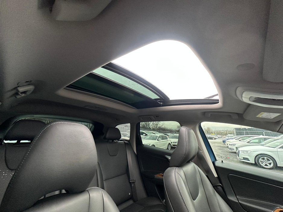 2017 Volvo XC60 2.0L Diesel Automatic  Sunroof (3276) €21,995