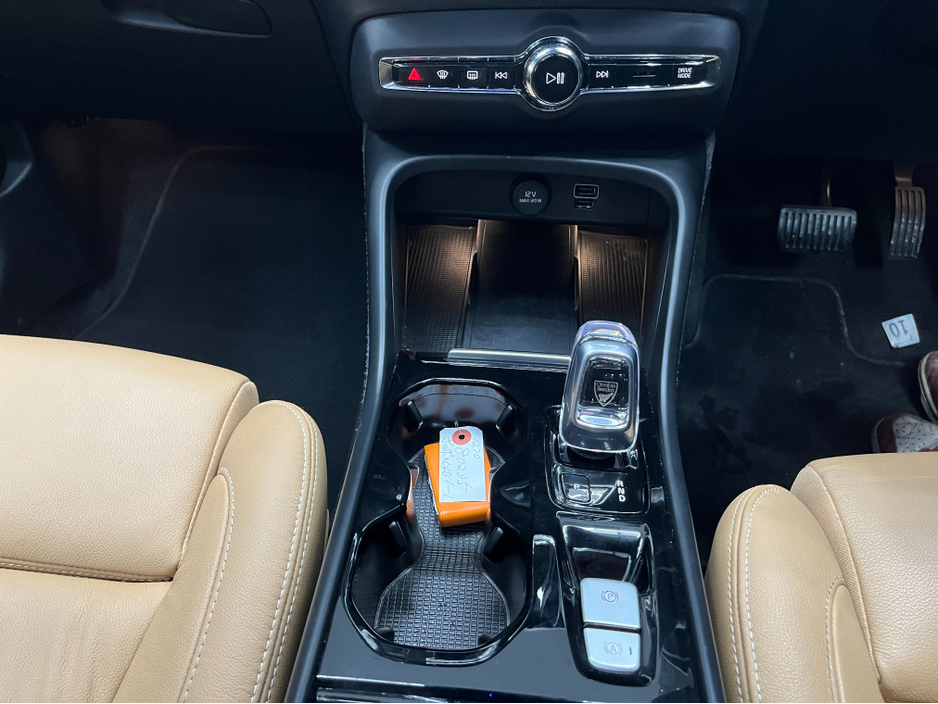 2022 Volvo XC40 €35950! 2022 VOLVO XC40 T5 RECHARGE PLUG-IN HYBRID 1.5 AUTOMATIC / CRUISE CONTROL / ELECTRIC MEMORY & HEATED SEATS / REAR HEATED SEATS / 360° PARKING CAMERA / APPLE CARPLAY / PANORAMIC SUNROOF €35,950