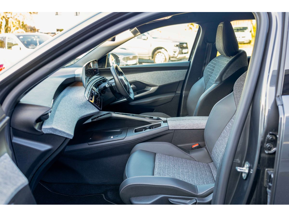 2025 Peugeot 5008 2025 Peugeot 5008 1.2 MHEV 145bhp E-DCS6 Allure €46,950