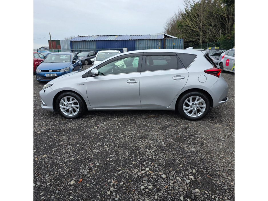 2017 Toyota Auris Hybrid €15,950