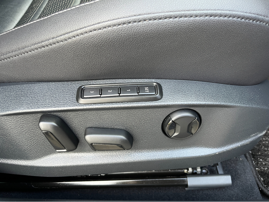 2020 Volkswagen Golf HIGHLINE MEISTER AUTOMATIC 1.4 PETROL //ONLY 7576 MILES//MASSIVE SPEC//DYNAUDIO SOUND SYSTEM//HEATED LEATHER SEATS//ELECTRIC DRIVERS SEAT//KEYLESS ENTRY// €24,950