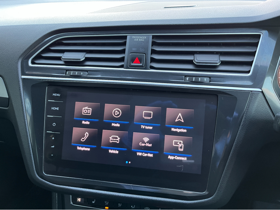 2018 Volkswagen Tiguan R-LINE 4 MOTION AUTOMATIC 2.0 DIESEL //MASSIVE SPEC//FULL LEATHER//HEAD UP DISPLAY//HEATED SEATS//360 PARKING CAMERAS// €29,950