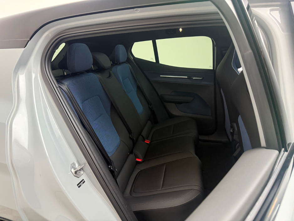 2024 Volvo EX30 ULTRA 69KWH *PAN ROOF* €35,990