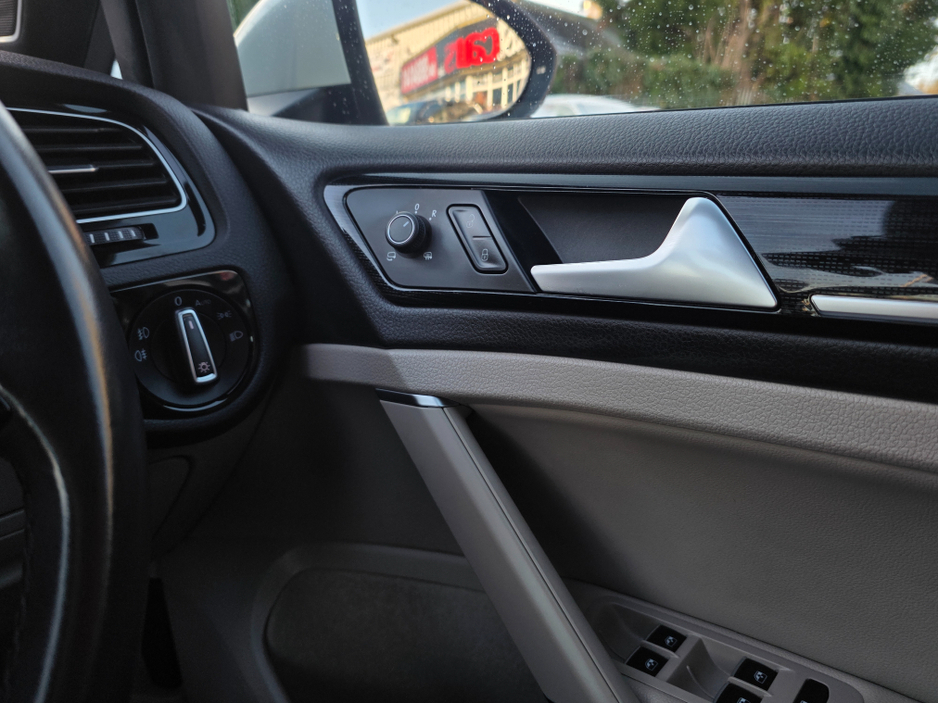 2019 Volkswagen Golf FULL CREAM LEATHER SEATS  ELECTRIC HEATED SEATS SAT NAV PACK - VIRTUAL CLOCKS -REVERSE CAMERA - NAVIGATION - CARPLAY - ANDROID AUTO- BLIND SPOT REAR TRAFFIC ASSIST - DISCOVER PRO €21,950